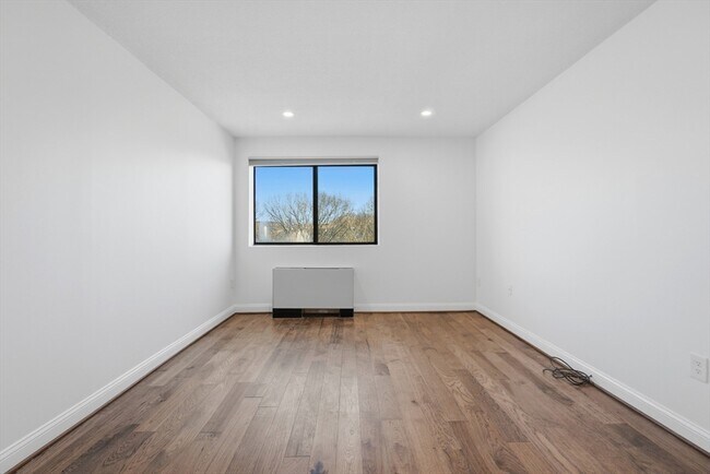 Building Photo - 2 Summit Dr