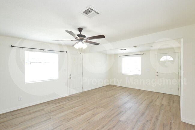 Primary Photo - 3225 E Earll Dr