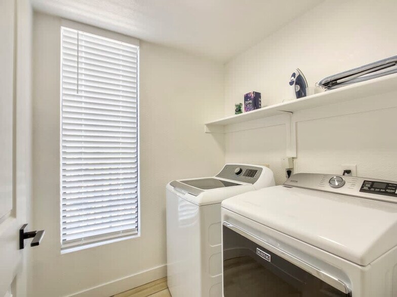 Building Photo - 14201 N 70th Way