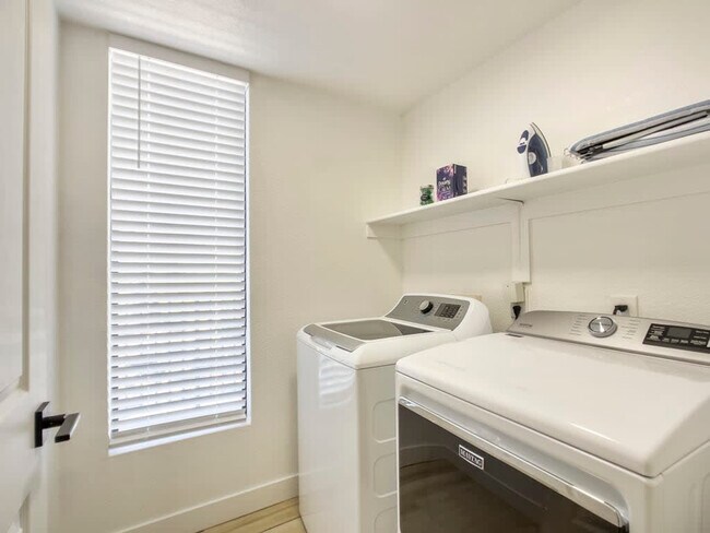 Building Photo - 14201 N 70th Way