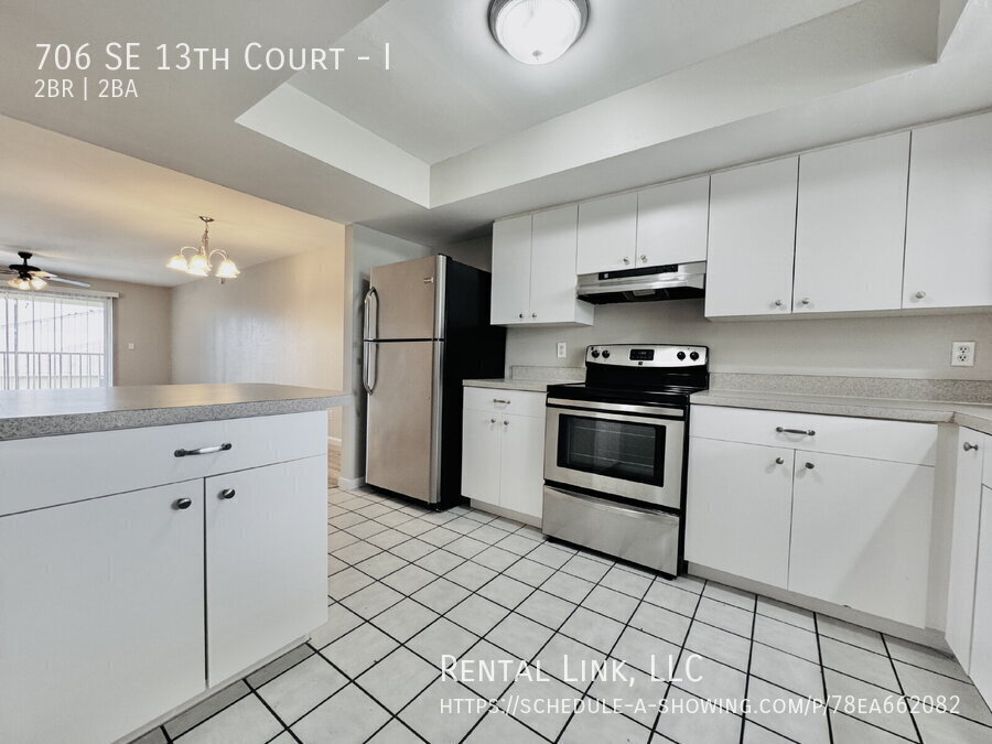 Building Photo - 706 SE 13th Ct
