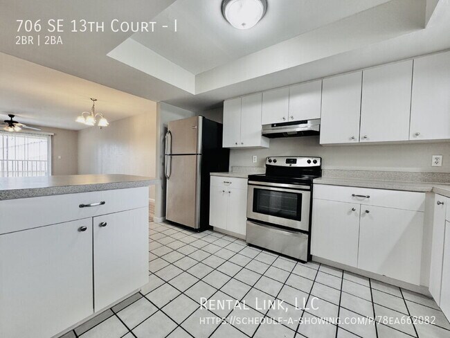 Building Photo - 706 SE 13th Ct