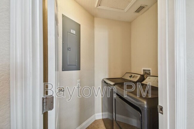 Building Photo - 2321 W Beach St