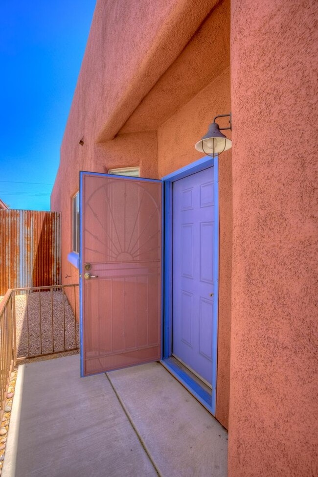 Building Photo - Eastside Barrio Style Home
