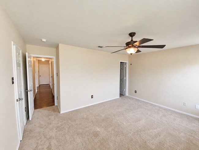 Building Photo - Open Floorplan and Amazing Resort Style Community!