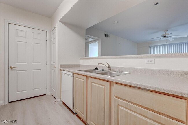 Building Photo - 6955 N Durango Dr