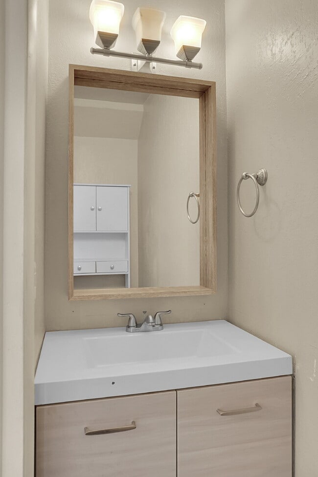 Building Photo - $1,440.95- 2 Bed, 1.5 Bath Townhome in CO Springs with Central AC and All Utilities Included