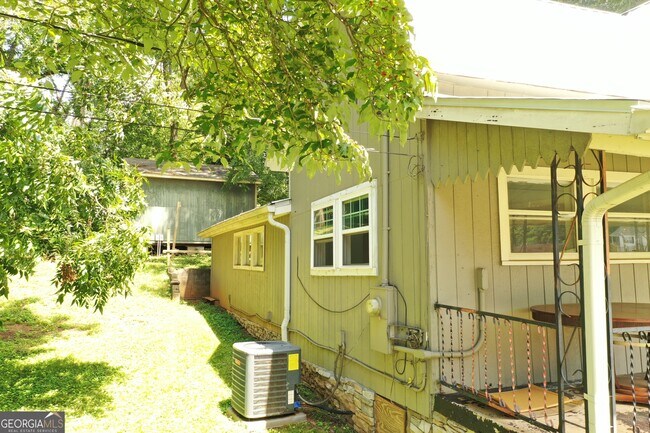 Building Photo - 135 Airport Rd