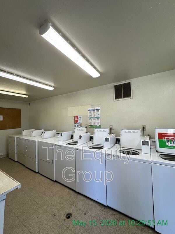 Building Photo - 1426 W Elowin Ave