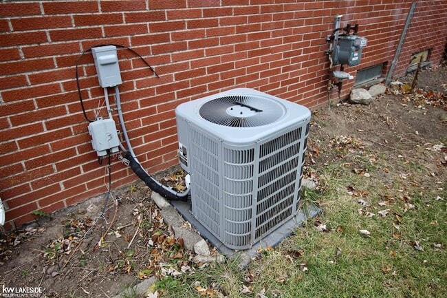 Building Photo - 18672 Beatrice St