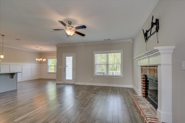 Building Photo - 323 Colonnades Dr