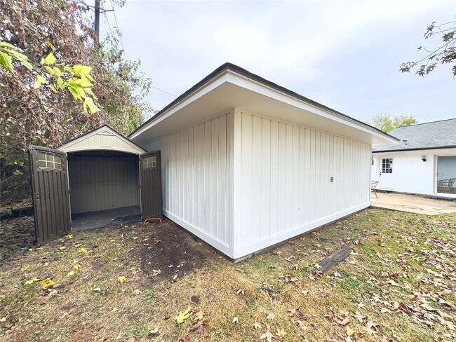 Building Photo - 1415 Mapleton Dr