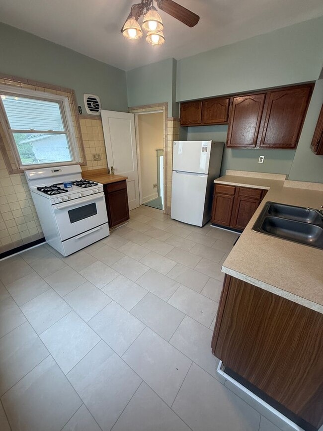 Building Photo - 2 Bed 1 Bath