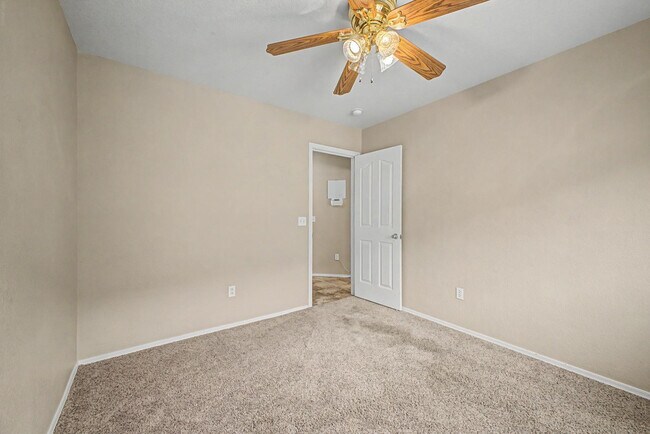 Building Photo - 33856 N Cherry Creek Rd