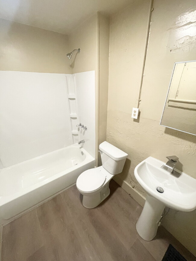 Building Photo - 3 Bedroom with 1.5 car garage/workshop combo (has electricity)