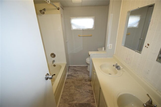 Building Photo - 3310 Peachtree Hill Rd