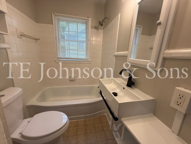 Building Photo - Charming Duplex in Winston-Salem
