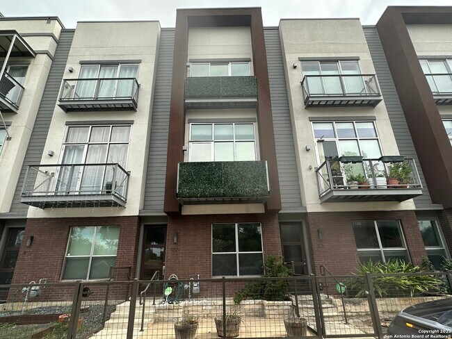Primary Photo - 1130 E Quincy St