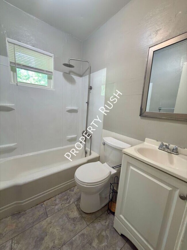 Building Photo - 708 W 47th St