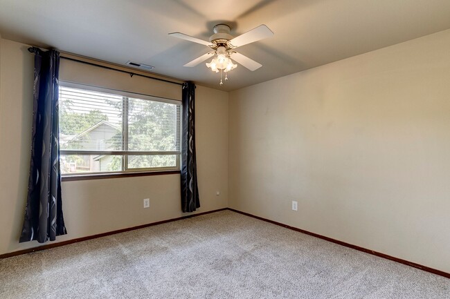 Building Photo - 3 Bedroom and 2.5 Bath End Unit Townhouse
