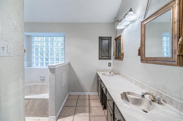 Building Photo - 7022 Escondido Dr