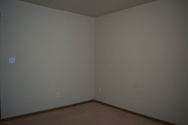 Building Photo - Nice 4 Bed 3 Bath Duplex!