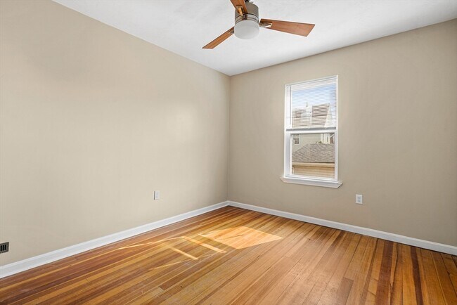 Building Photo - 18 St Clair St