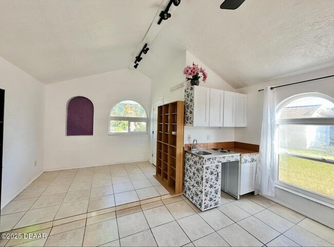 Building Photo - 1104 Jacaranda Ave