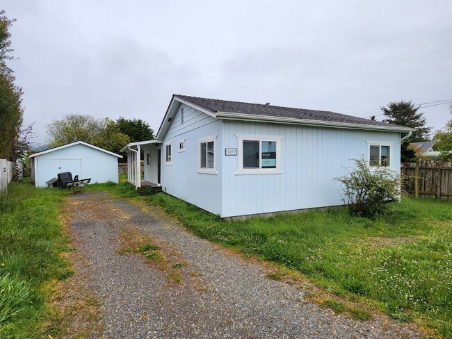 Primary Photo - 3BR Northern McKinleyville home is close t...