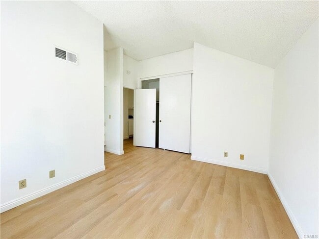 Building Photo - 28 Spinnaker