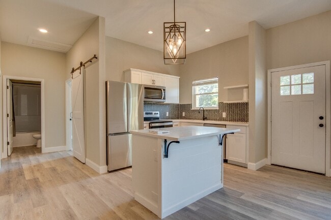 Building Photo - Modern 2 Bedroom Home Minutes from Downtow...