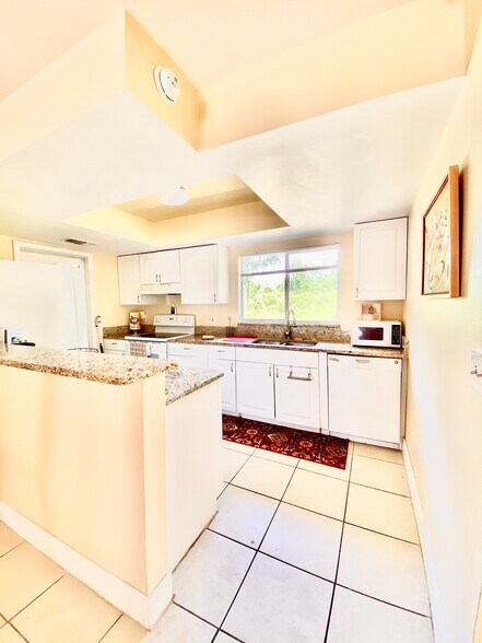 Building Photo - 2633 Kinnon Dr