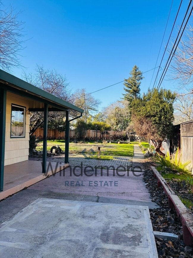 Building Photo - Charming 2 bedroom with HUGE yard in beaut...