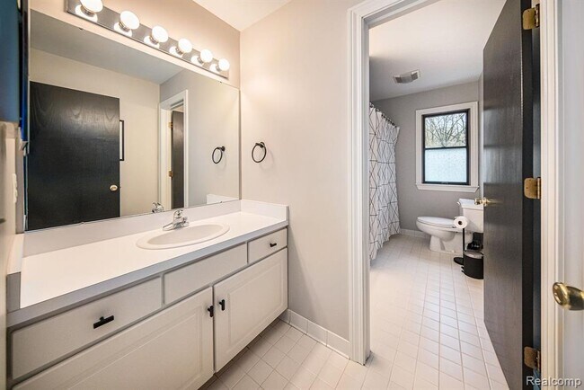 Building Photo - 695 Heritage Dr