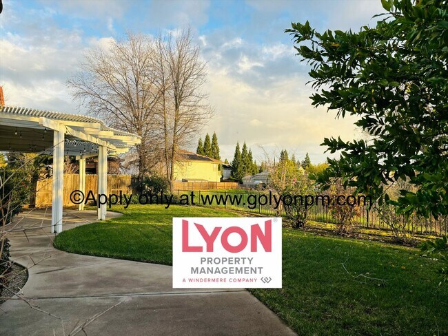 Building Photo - Beautiful Folsom Gem with backyard facing ...