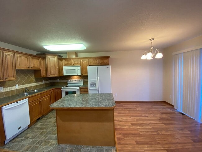 Building Photo - Centrally Located Townhouse w/ Single Car Garage!