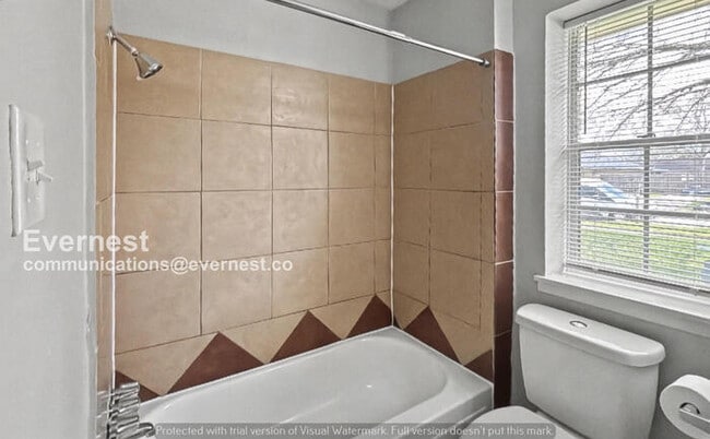 Building Photo - 3 Bed, 2 Bath Home with Fenced Yard & Garage / Pet-Friendly / Available Now!