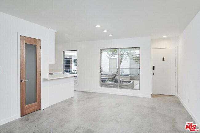 Building Photo - 305 San Vicente Blvd