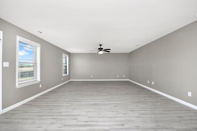 Building Photo - Fresh Paint & New Carpet! 4BR with Fenced Yard