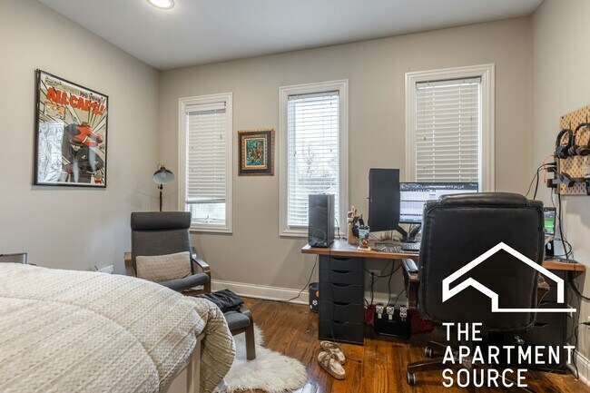 Building Photo - 1136 W Diversey Pkwy