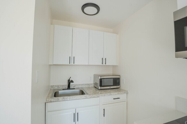 Building Photo - 821 W 167th St