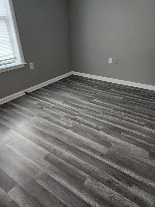 Building Photo - 4BR/ 1.5 bath House