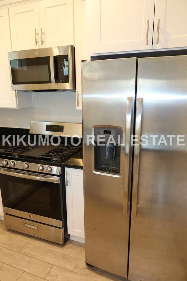 Building Photo - Modern & Elegant Tri-level home in the Riv...
