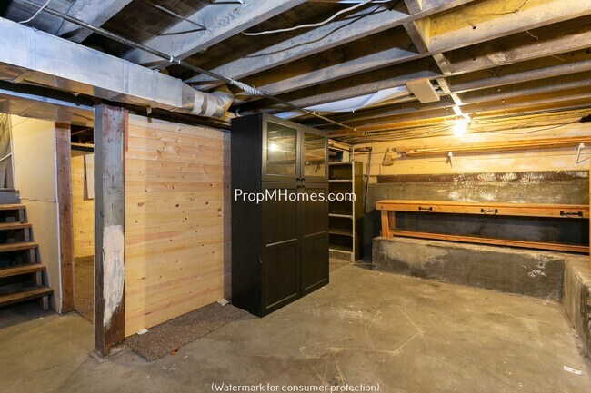 Building Photo - Classic Two Bedroom Bungalow In The Heart Of Sellwood!