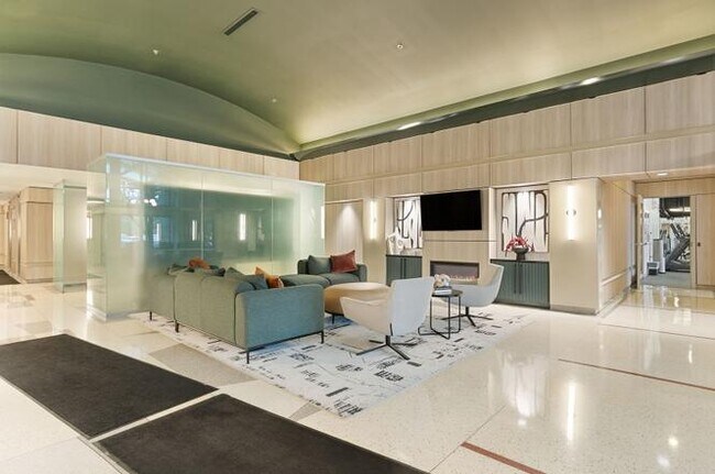 Building Photo - 933 W Van Buren St