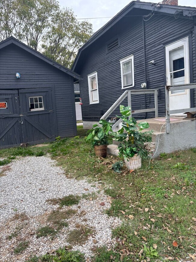 Building Photo - 2 Bed 1 Bath House-PRE LEASING Available N...