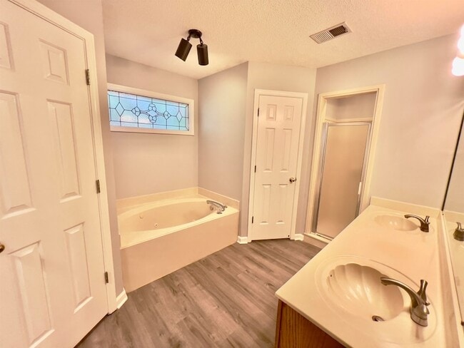 Building Photo - 545 Wilkes Cove