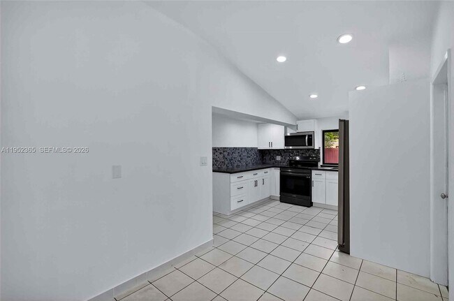 Building Photo - 524 NE 160th Terrace