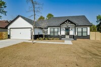 Building Photo - 828 Corral Dr