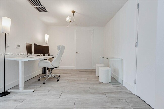 Building Photo - 121 NE 34th St